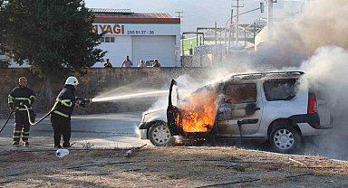 Seyir halindeyken alevlere teslim olan otomobil paniğe neden oldu