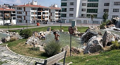 Sıcaktan bunalan çocuklar süs havuzuna girdi
