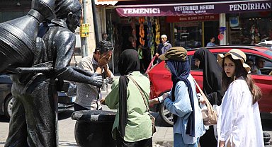 Sıcaktan bunalan vatandaşlar çareyi çeşme başında buldu