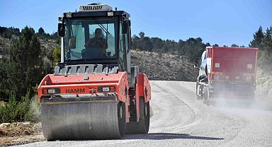 Silifke'de çiftçilerin kullandığı yollar yenileniyor