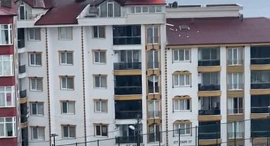 Sinop'ta bir apartmanın çatı katına yıldırım düştü