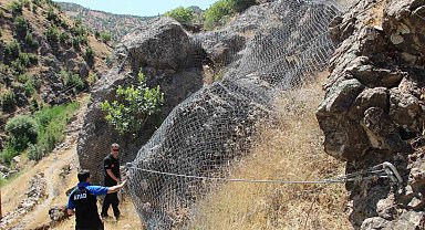 Şırnak'ta dev kayalar halatla bağlandı