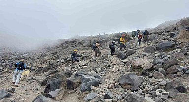 Sivaslı dağcılar Ağustos ayında 5 bin 137 metrede tipiye yakalandı