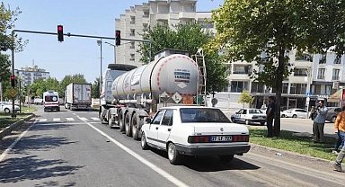 Siverek'te ışıklarda bekleyen tıra, otomobil çarptı: 2 yaralı