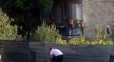 Sokak ortasında dayak yedi, yoldan geçenler izledi