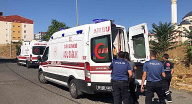 Sokak ortasındaki kavgada sopa ve içki şişesiyle birbirlerine girdiler