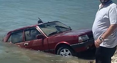 Sürücüsünün el frenini çekmeyi unuttuğu otomobili baraja uçtu