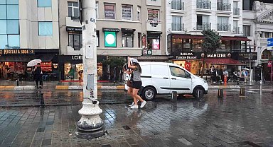 Taksim'de sağanak yağış etkili oldu