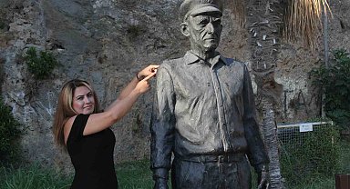 Tarihi Kaleiçi'nin simge ismi 'Mustafa Kaptan' heykelinin omuzundaki güvercin üçüncü kez ortadan kayboldu