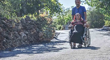 Tekerlekli sandalye ile hayatını sürdüren engelli vatandaş için sokağına özel asfalt döküldü