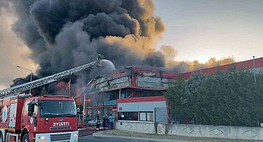Tekirdağ'da plastik fabrikasındaki yangına birçok ilçeden ekipler sevk edildi