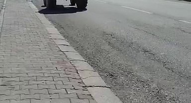 Ters yönden giden traktör tehlike saçtı