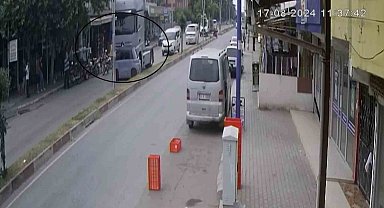 Tır, mini aracı oyuncak araba gibi sürükledi: O anlar kamerada