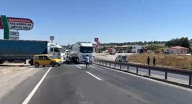 Tır sürücüsünün kapattığı yoldan geçmeye çalışırken kazaya neden oldular