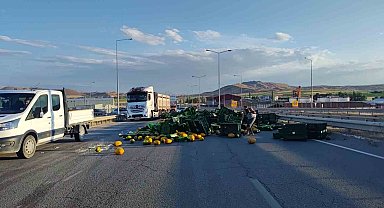 Tır viraja hızlı girdi: Yola savrulan tonlarca kavun kara yolunu kapattı