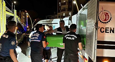 Tırın altında kalan motosikletli feci şekilde can verdi, kaza anı kamerada