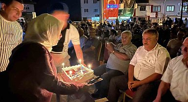 Tiyatro gösterisini izleyen Başkan Pütün'e sürpriz doğum günü kutlaması