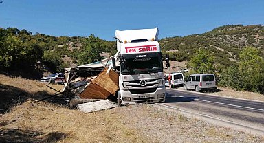 Tokat'ta kontrplak yüklü tır devrildi: 1 yaralı