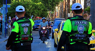 Trafik cezası yiyeceklerini düşünürken güvenli sürüş hakkında bilgi aldılar