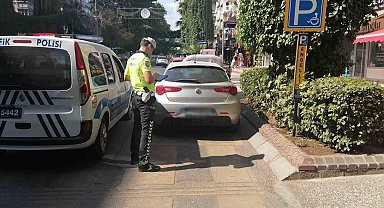 Trafik ekipleri, engellilere engel olan sürücüleri affetmedi