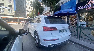 Trafik lambasının altına park edilen araçlar trafiği tek şeride düşürdü