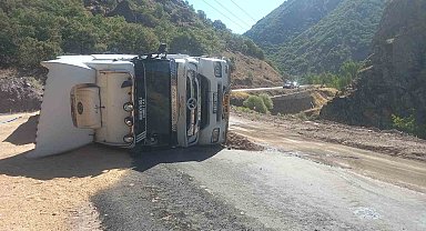 Tunceli'de, buğday yüklü tır devrildi
