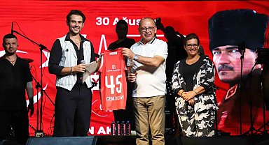 Turgutlu Belediyesinden Zafer Bayramı'nın 102. yılında muhteşem kutlama