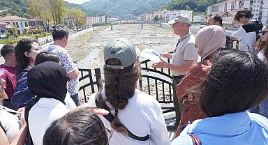 Türkiye'nin dört bir yanından gelen üniversite öğrencileri, sel afetinin yaşandığı Bozkurt'tu inceledi