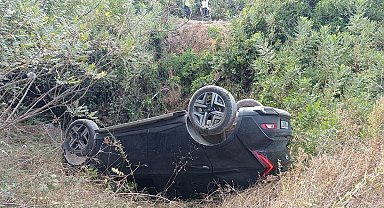 Uçurumdan uçan otomobildeki 2'si çocuk 3 kişi yaralandı