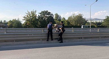 Üst geçitten atlamak isterken polis yakaladı