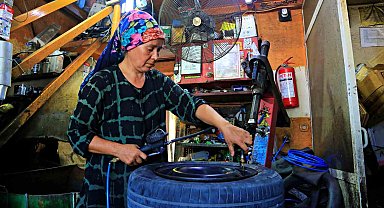 Ustası kocası: 25 yıldır lastik tamirciliği yapan kadın, sürücüleri şaşırtıyor