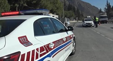 Uyuşturucu etkisiyle motosiklet kullanırken jandarmaya yakalandı