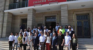 Vali Aksoy YKS'de ilk 100'e giren öğrencilere hediye takdim etti