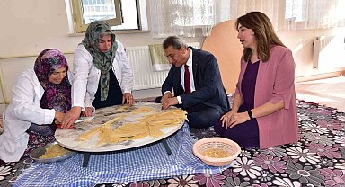 Vali kadınlarla birlikte erişte kesti
