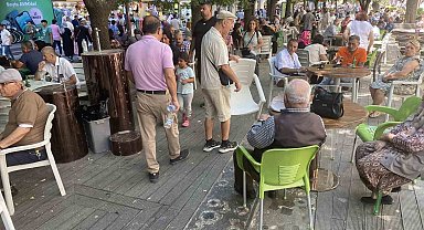 Vatandaşlar banklarda ve gölgelerde soluklandı