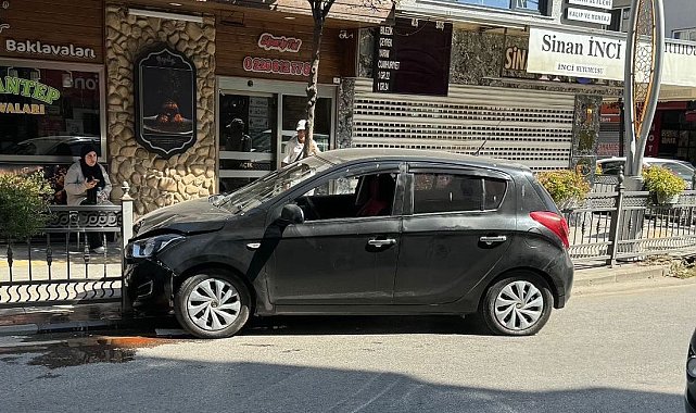 Yalova'da kontrolden çıkan otomobil demir parmaklıklara çarptı