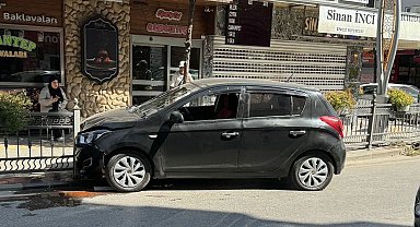 Yalova'da kontrolden çıkan otomobil demir parmaklıklara çarptı