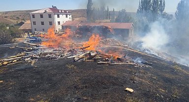 Yangında bin 500 saman balyası kullanılamaz hale geldi