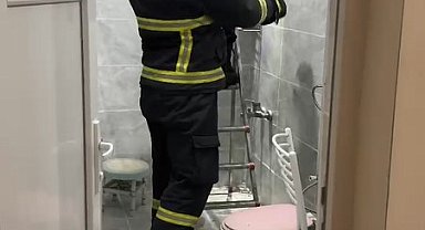 Yaramaz yavru kediyi itfaiye ekipleri kurtardı