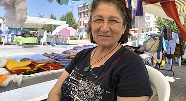 Yaşıtları evde otururken o kışın ördüklerini yazın satıyor, gençlere de örnek oluyor