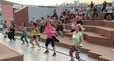 Yaz aylarında dans fit ile spor yaptılar