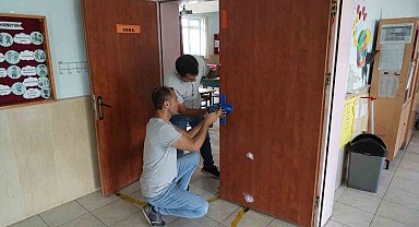 Yaz tatilini fırsat bilen okul müdürü, yardımcısı ile birlikte okulun bakımlarını yapıyor