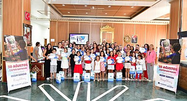 Yetenekli öğrencilerin Zafer Bayramı resimleri ödüllendirildi