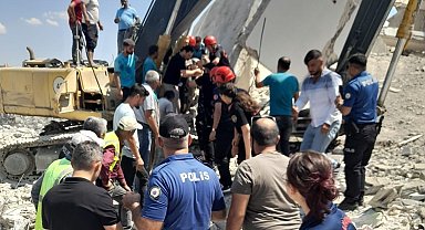 Yıkım yapan iş makinesine moloz düştü: 1 yaralı