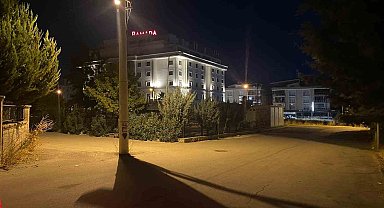 Yol ortasındaki elektrik direği akıllara durgunluk veriyor