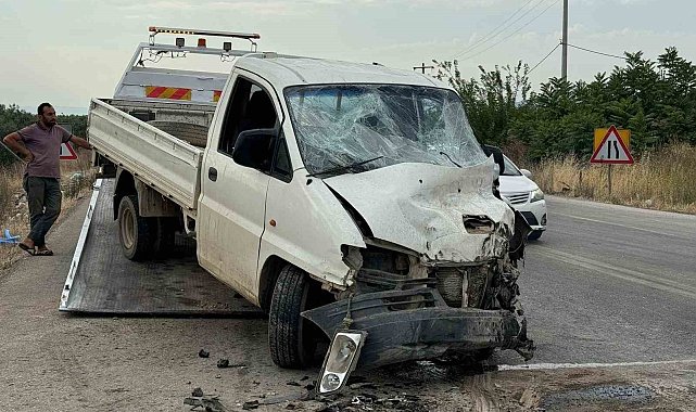 Yola kontrolsüz çıkan tır kamyonete çarptı: 3 yaralı