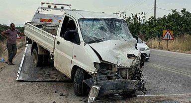 Yola kontrolsüz çıkan tır kamyonete çarptı: 3 yaralı