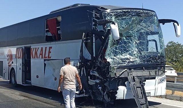 Yolcu otobüsü iş makinesine çarptı: 8 yaralı