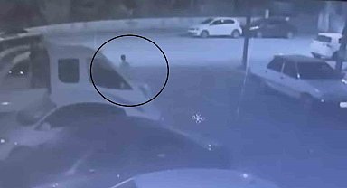 Yolda yürüyen çocuk, park halindeki 4 araca çarpan otomobilden saniyelerle kurtuldu