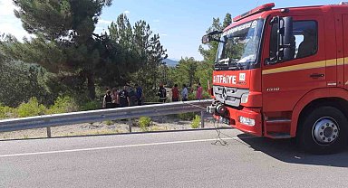 Yoldan çıkan araç ağaca çarparak durabildi: 1 ölü, 2 yaralı